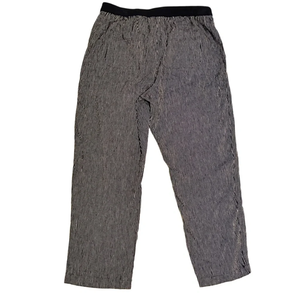 Chico’s Striped Pull On Cropped Pants Stretch Waist Women Size 1.5